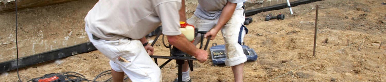 Hvornår kan det betale sig at leje et pælebor? Det kræver to mand at styre et motoriseret pælebor, men du klarer arbejdet på rekordtid.